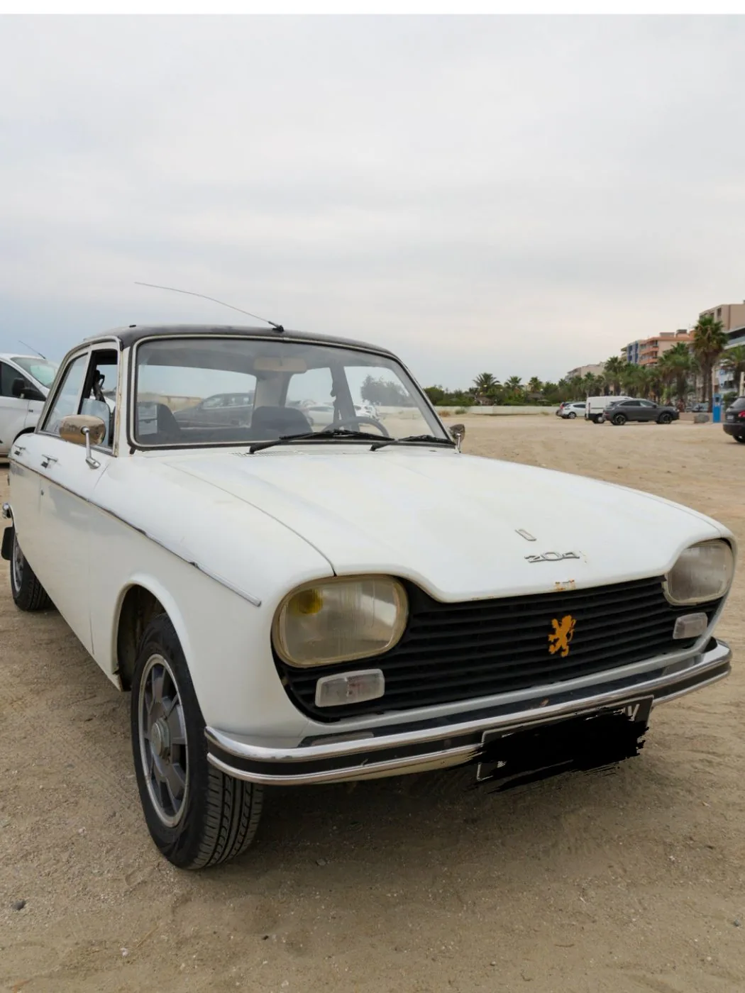 Voiture ancienne photographiée près de la plage, exemple de détail de transport pour un reportage de mariage