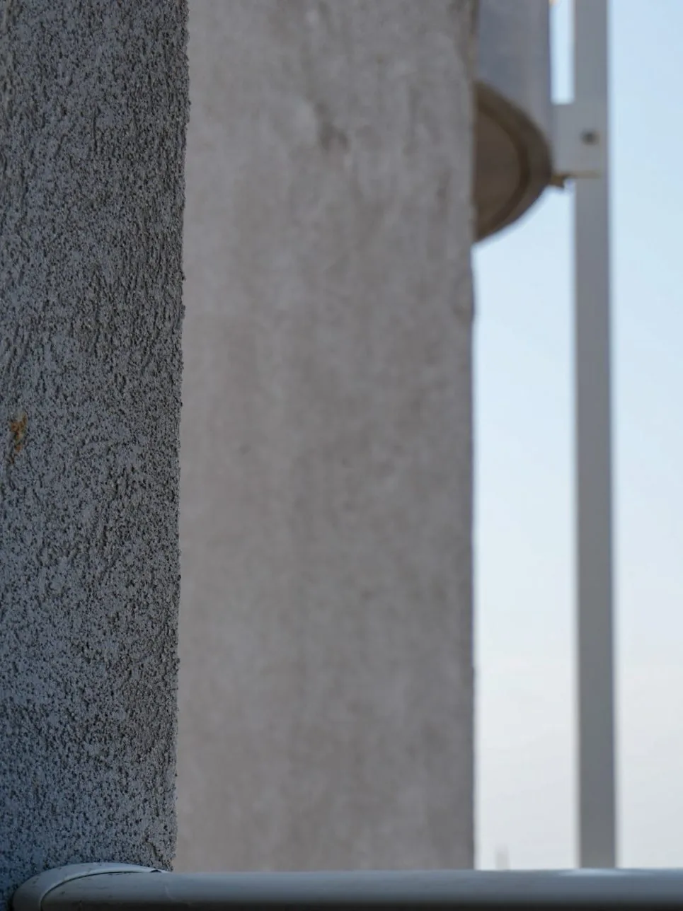 Pilier de béton brut, vue sur la mer en arrière-plan, exemple de reportage professionnel