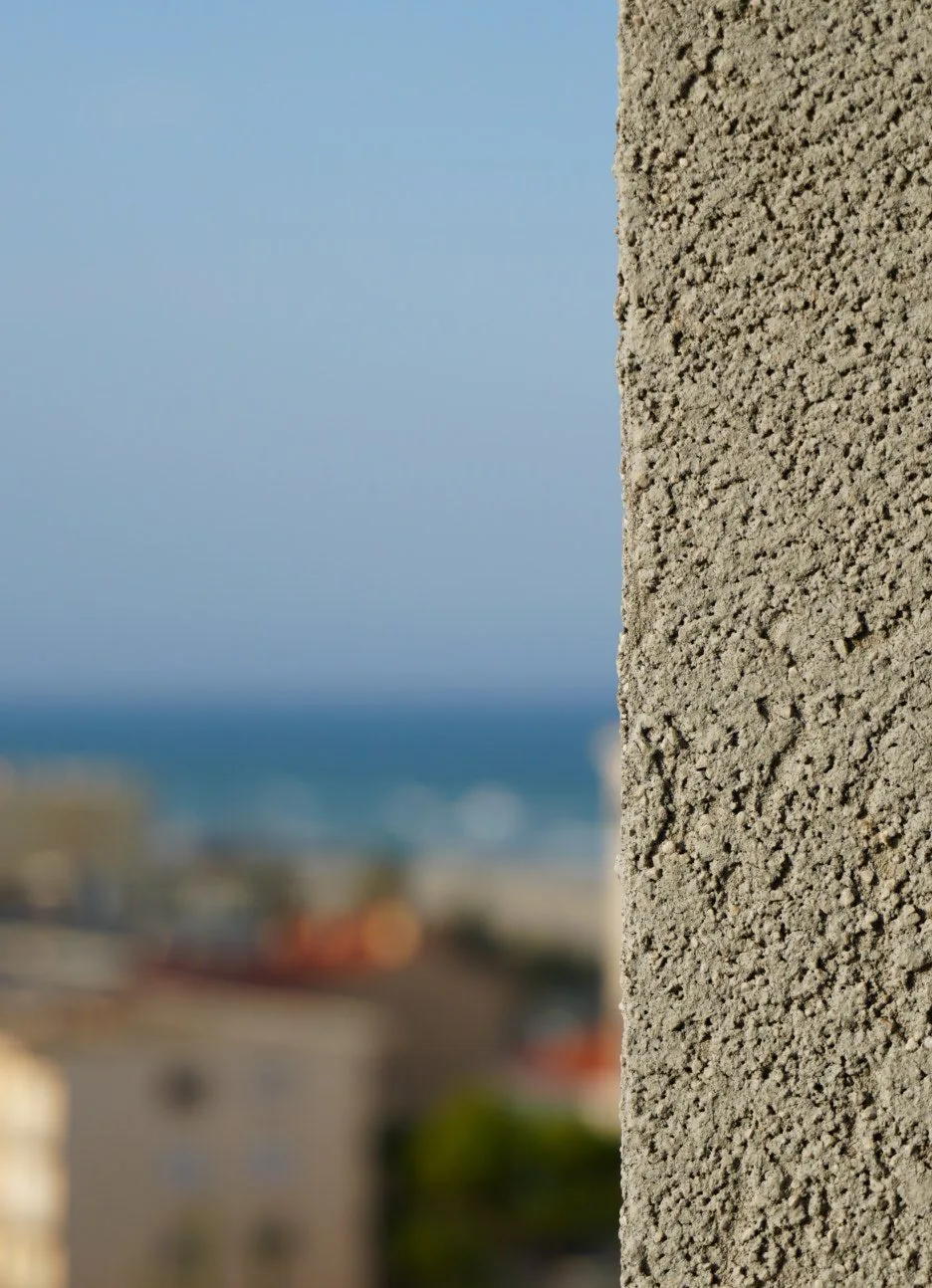Mur minéral avec mer en arrière-plan, exemple de lignes architecturales pour un décor portrait