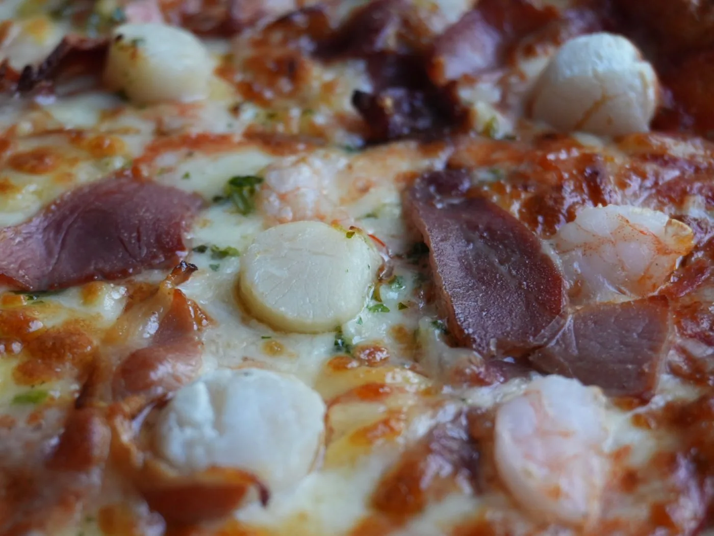 Pizza photographiée en gros plan, exemple de détail de repas ou de réception
