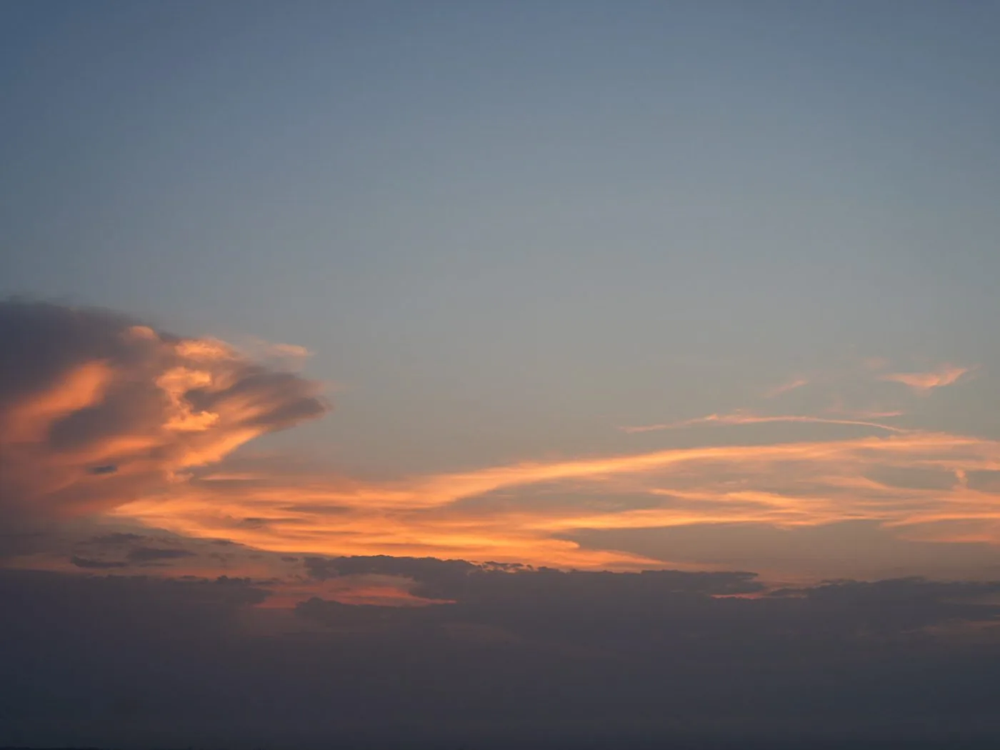 Ciel au couchant, nuages orangés