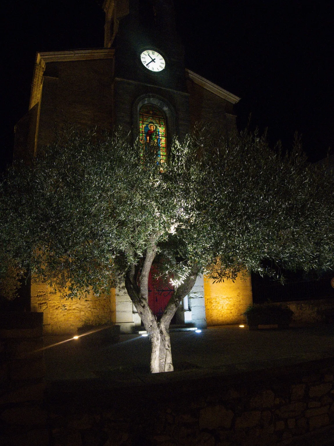 Église éclairée de nuit dans le Gard, exemple de photographie de lieu de cérémonie