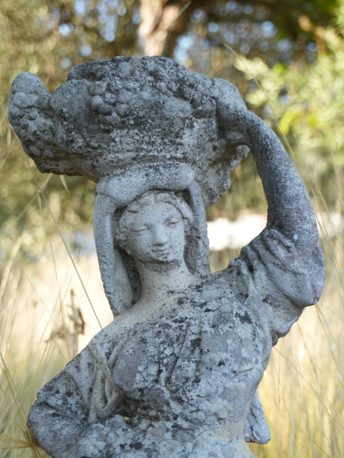 Détail d’une statue en pierre dans le Gard, exemple de photographie d’ambiance de cérémonie