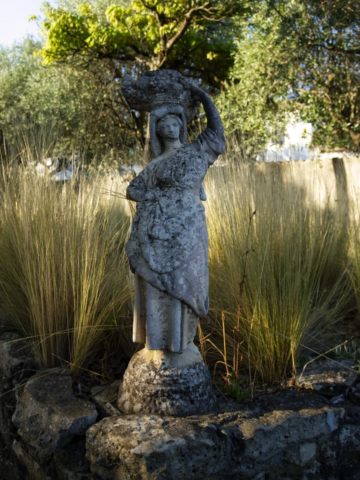 Statue en pierre dans un jardin du Gard, exemple de décor extérieur événementiel