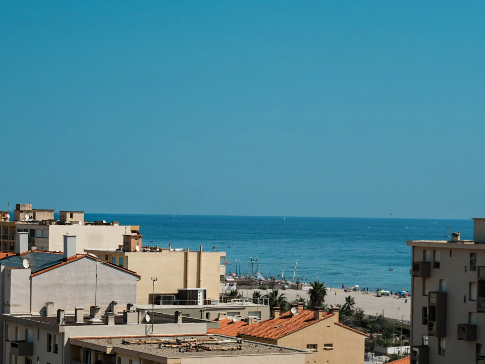 Vue sur la mer depuis les toits