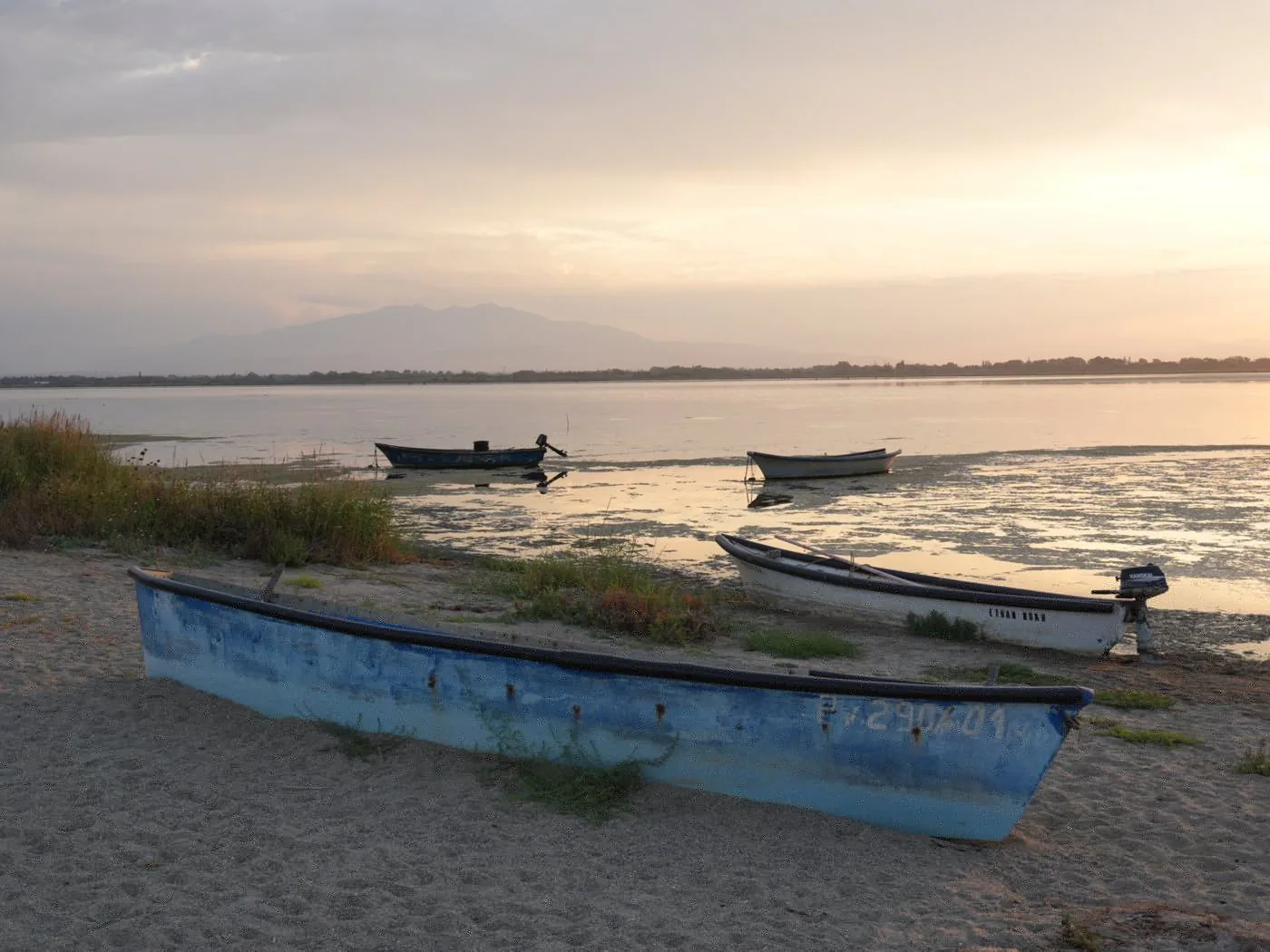 Barques à l’aube sur l’étang de Canet