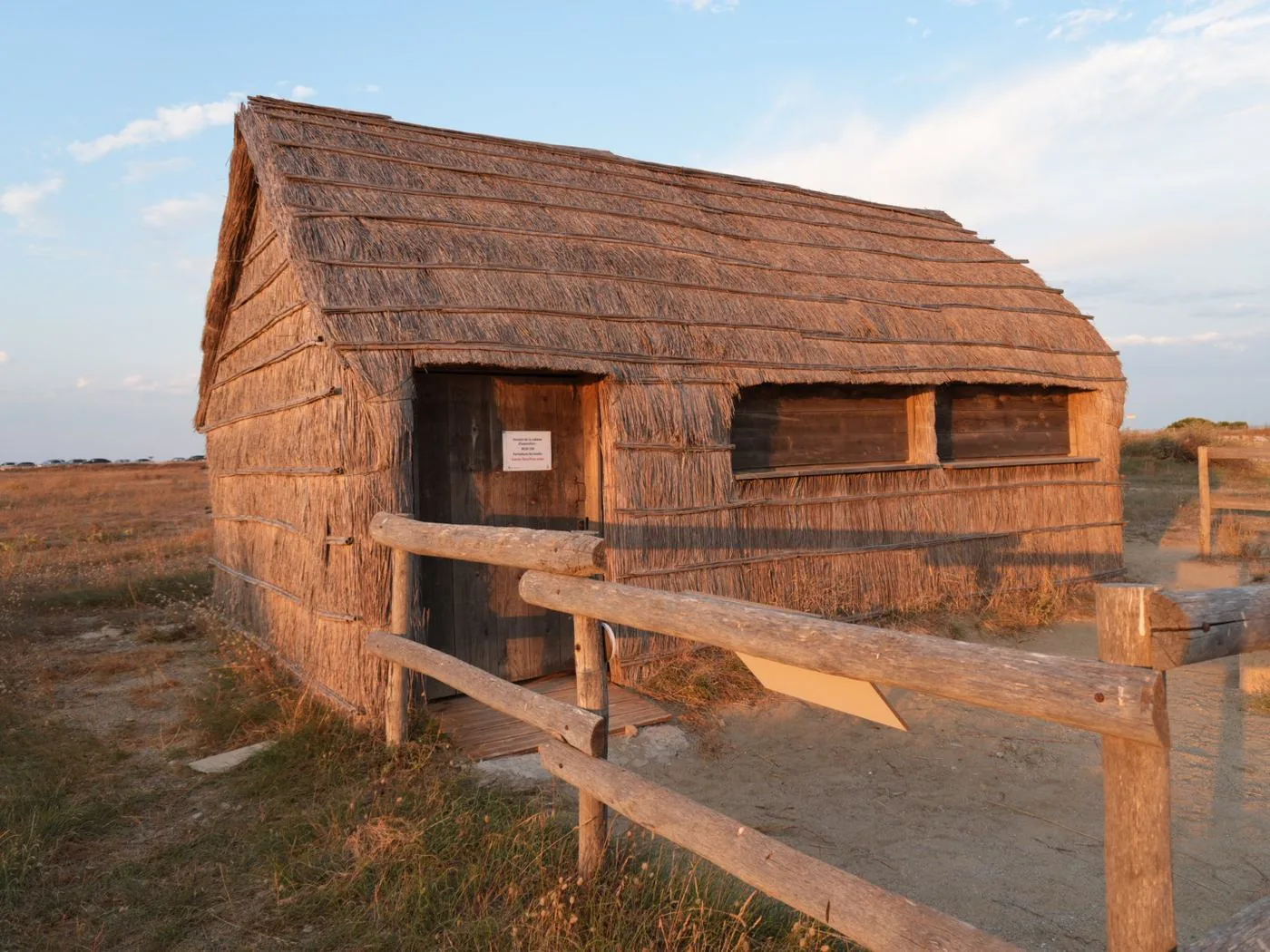 Cabane de sagne au soleil couchant